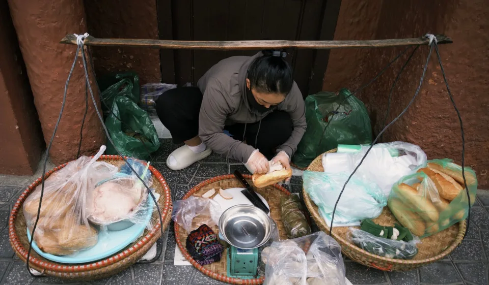 Bàn ăn tại Chế Viết Tới